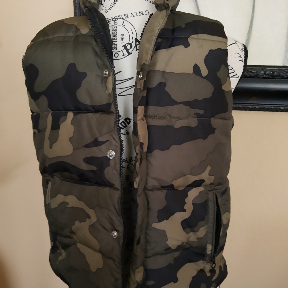 Old Navy boys camo puffer vest